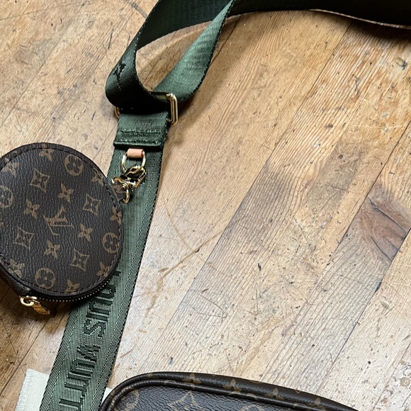 Designer look -Stylish Crossbody Handbag. New condition. Perfect for a LV look. - Picture 3 of 7